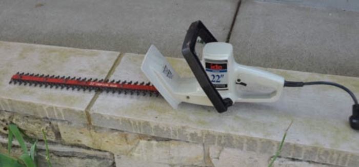 Hedge trimmer (electric corded)