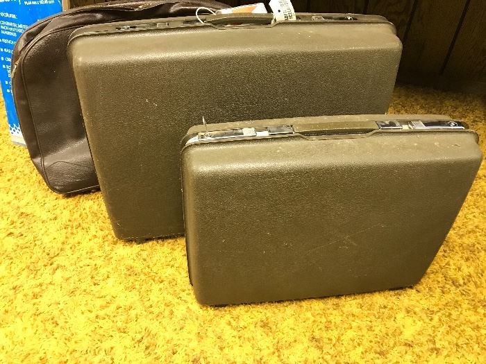 Hard back and soft sided luggage. Numerous suitcases and carryons. 