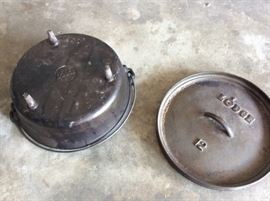 Lodge Cast Iron - 12 Inch / 8 Quart Camp Dutch Oven -