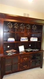 Cabinet W/hutch