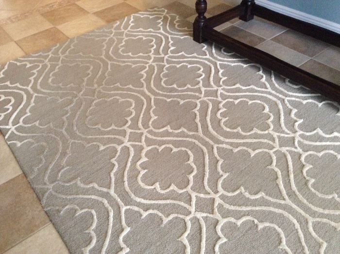 Grey & white 5'x 8' area rug