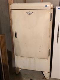 Vintage Frigidaire by General Motors refrigerator in excellent working condition