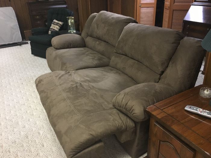 Reclining sofa (2 sections recline)