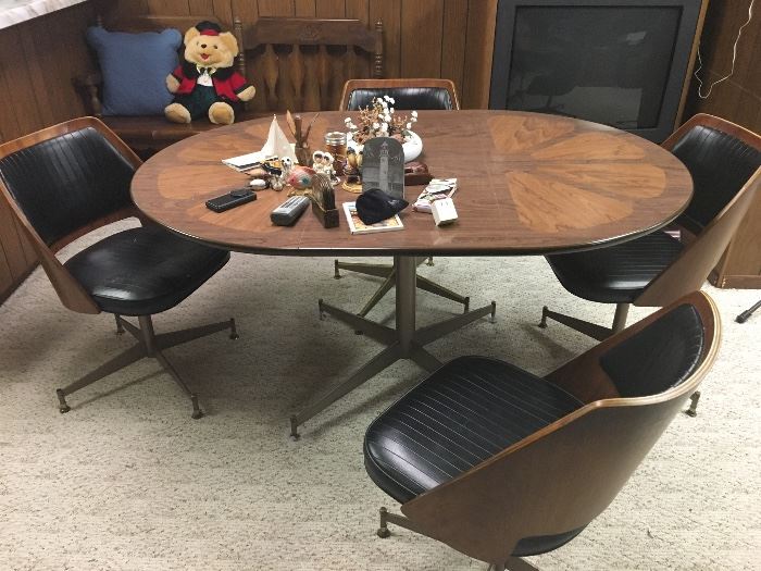Mid Century Modern Brody table and chairs