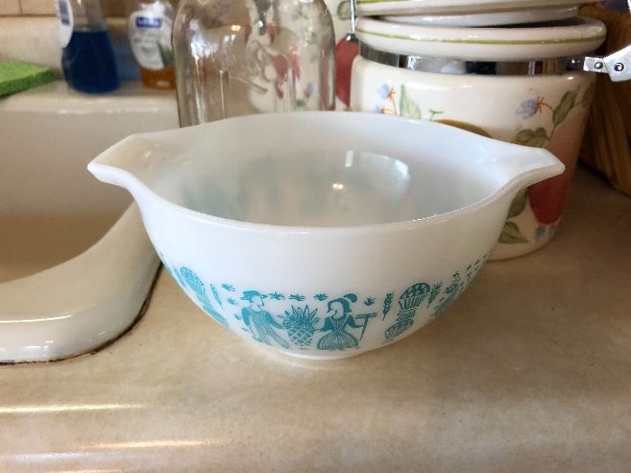 vintage PYREX Amish Butterprint mixing bowl, small
