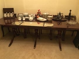 Great drop leaf dining table with (2) leaves and 4 chairs.  