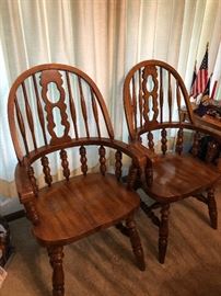 Amish Tennessee Oak Furniture Made in America, Americana 50" round table with 2 leaves 2 Arm chairs, 6 dining chairs 