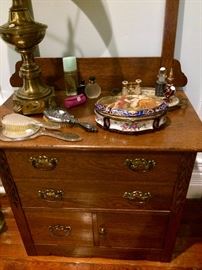 Small oak washstand.... great condition!