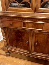 Matching "flame" pattern on the doors that match the sideboard/buffet