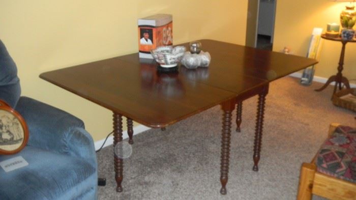 gate-legged table with spindle legs