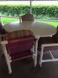oval patio table w/4 chairs on casters real clean!
