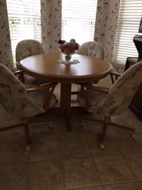 nook table set w/4 chairs on casters