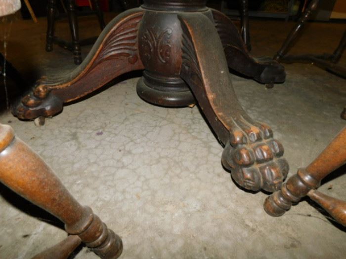 Claw foot table
