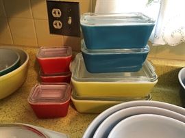 Vintage Pyrex Dishes