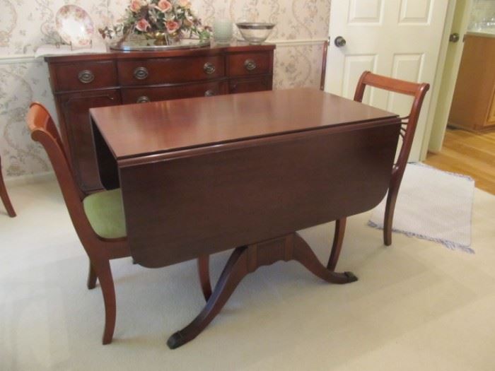 drop leaf table with 2 leaves
