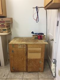 Dog grooming table & supplies