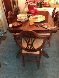 DREXEL DINING ROOM TABLE.  ONE LEG HAS A MISSING TIP.  PRICE REFLECTS IT!!!