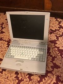 VINTAGE LAPTOP COMPUTER COMPLETE WITH ALL ACCESSORIES AND CASE