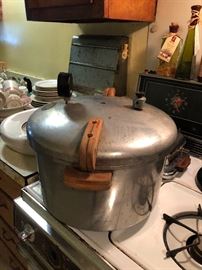 PRESSURE COOKER FROM THE 1940'S