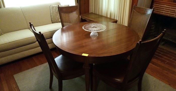 Nice 60's vintage table and 4 chairs, with 3 leaves