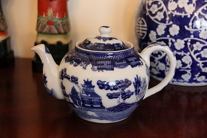 Blue Willow teapot