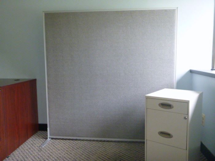 Rm 7 - Best-Rite Fabric Standard Modular Panel Gray 5' x 5' with T-Base Feet; 3-Drawer File Cabinet