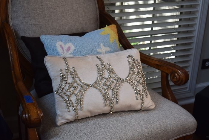 Accent Chair w Pillows