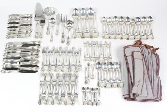 Towle sterling silver flatware service for 12 – 109 Pieces | Debussy pattern | Marked “Towle 1959 Sterling” | Includes the following: 12 teaspoons, 12 desert spoons, 12 cocktail forks, 12 salad forks, 12 dinner forks, 12 (9″) knives, 12 butter knives, 4 table spoons, 2 pierced table spoons, 1 tomato server, 1 medium cold meat fork, 1 large sugar shell spoon, 1 solid gravy ladle, 1 jelly server, 1 cheese knife, 1 lemon fork, 1 olive fork, 1 master butter knife, 1 pie/cake server. The set is accompanied by 1 pair of sterling sugar tongs that are not the same pattern and 8 Wallace demitasse spoons. Weighs 3810 grams not including knives. Good overall condition with little use and no monograms | Pieces come in a very nice mahogany wood silver chest.