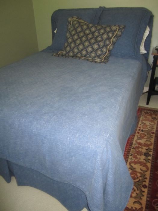 FULL SIZE BED WITH DEMIN LINENS