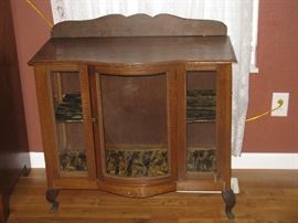 BEAUTIFUL ANTIQUE DISPLAY CABINET FROM ENGLAND