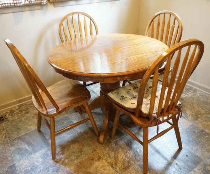 Round Oak Kitchen Table and 4 Chairs