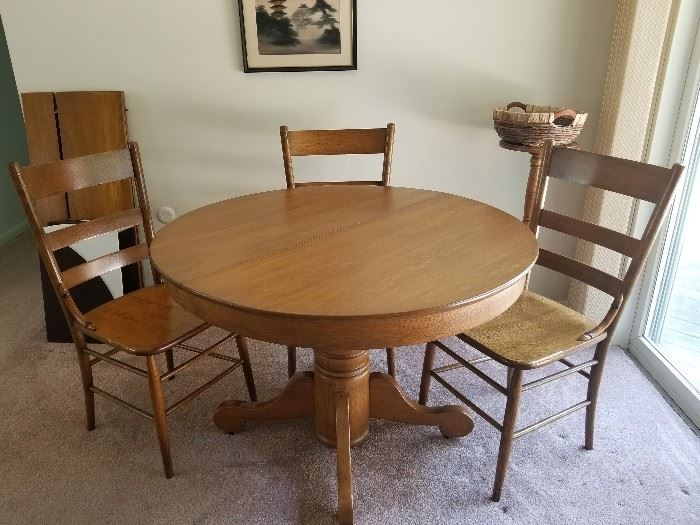 Gorgeous oak pedestal round table with 3 leaves and table pads, matching 4 chairs included