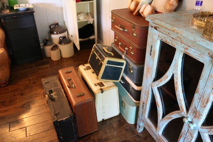 Lots of vintage suitecases