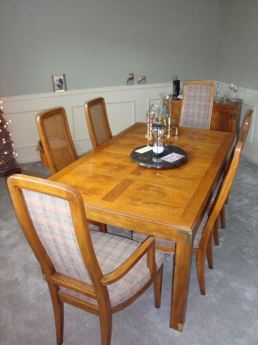 Beautiful HENREDON Dining Room Table & (6) Chairs