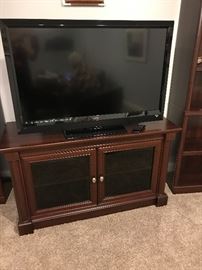Viszio Flatscreen Smart TV & TV Stand/Cabinet