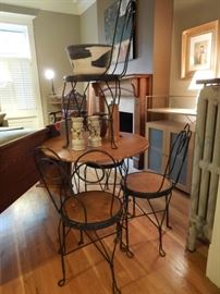 ICE CREAM TABLE AND CHAIRS