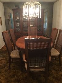 Traditional dining room set in great shape 