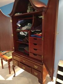 Perfect condition handsome Chippendale style men's dresser