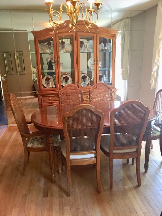  A Nice Serenade Thomasville Dining Set Includes Table (w/ 2 Leaves & Pads), 6 Chairs, China Cabinet & Buffet.