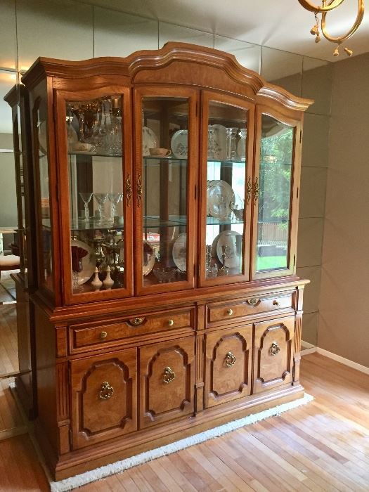 A Nice Serenade Thomasville Dining Set Includes Table (w/ 2 Leaves & Pads), 6 Chairs, China Cabinet & Buffet.
