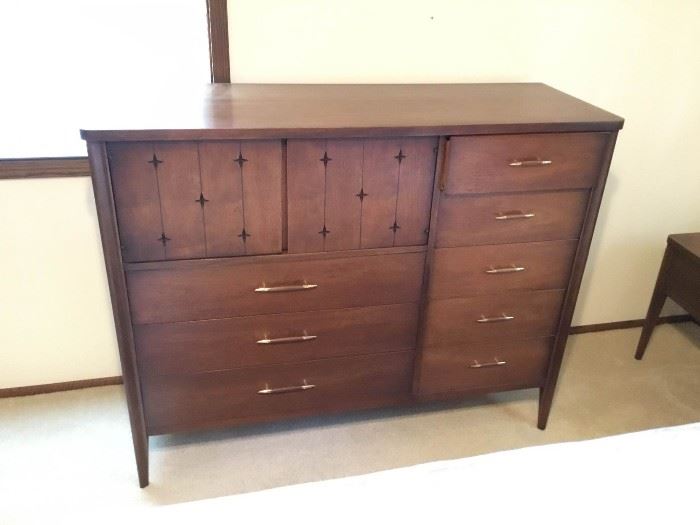 Saga by Broyhill Chest of Drawers