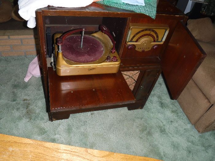 Vintage Zenith G884 Radio / Record Player Cabinet