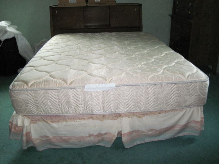 Bed with Drexel headboard - part of set with 2 dressers