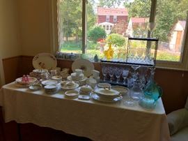 Large selection of beautiful vintage glassware