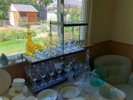 Many sets of wine glasses