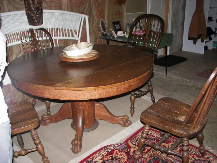 Oak dining table with 4 chairs and rug