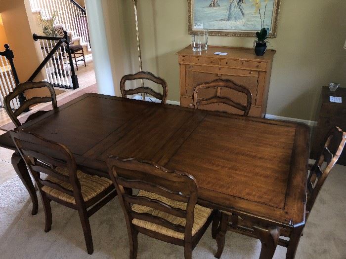Like new Dining table with 8 chairs, 2 being captains. Also the table comes with 2 Leaves to easily sit 10 to 12. This set is made by "Hooker" onme of the top furniture manufacturers in the industry.