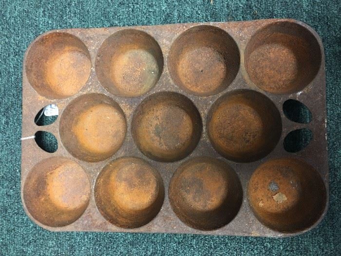  Vintage Lot of Cast Iron Bake Ware http://www.ctonlineauctions.com/detail.asp?id=746695
