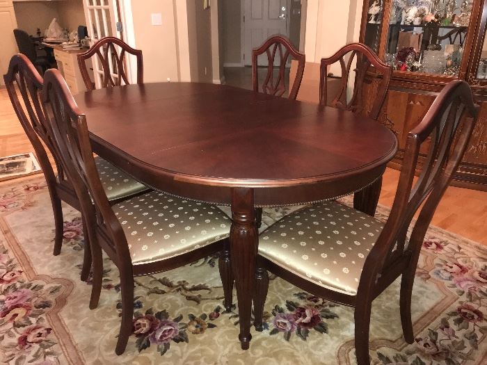 Gorgeous dining room table and six chairs by Stanley 
