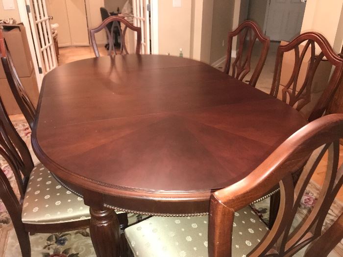 Gorgeous dining room table and six chairs by Stanley 